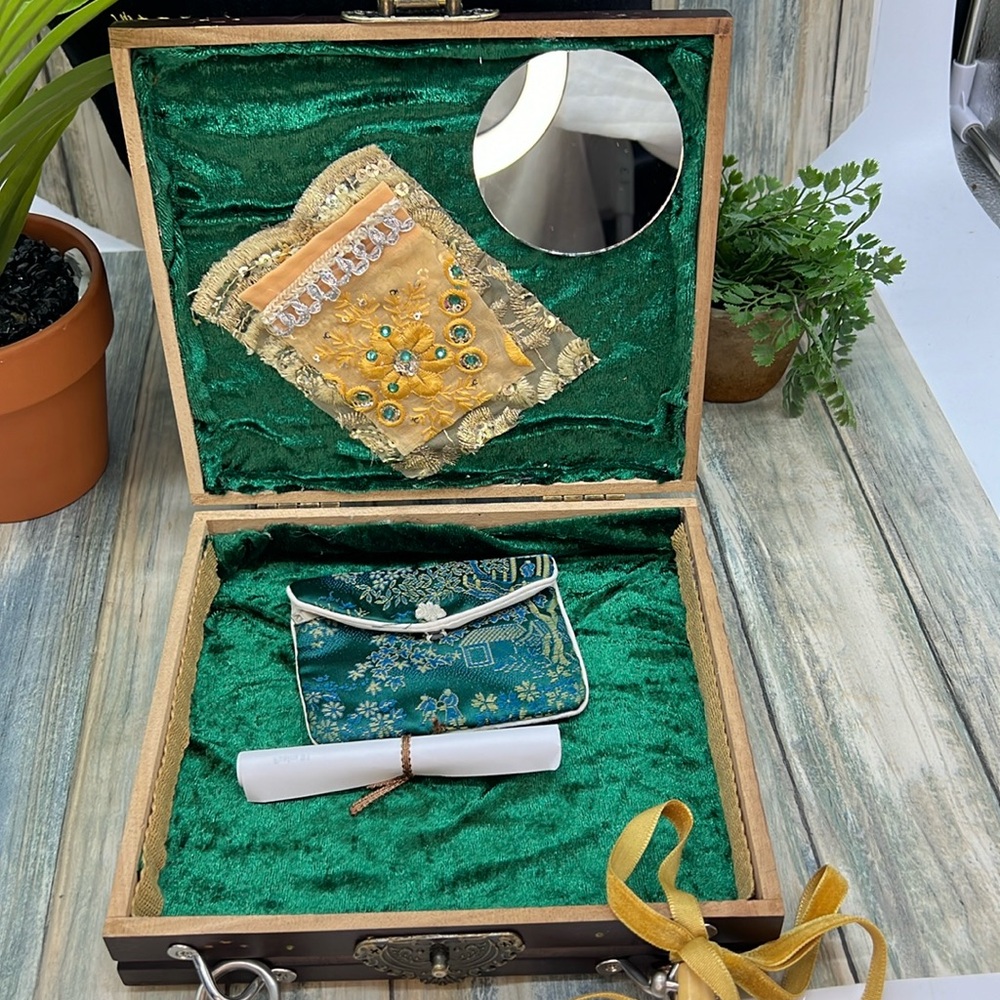 ⭐️Adorned Crown assemblage cigar box collage purse Psalm 91 - Picture 8 of 14